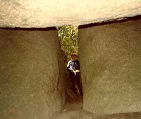 dolmen du Sud de Brazil / dolmn do Sul do Brazil / hunebed van Zuid-Brazili / Dolmen des Sdens Brasiliens  A.J. Cardoso