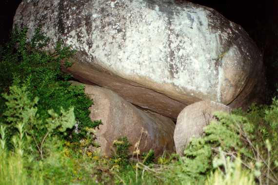 trilith of Ro Grande do Sul, Southern Brazil, roof stone 150 m / hunebed van Ro do Sul, Zuid-Brazili / Dolmen von Ro do Sul, Sd Brasilien / dolmen de Ro do Sul, Brsil mridional / dolmn do Ro do Sul, Brasil meridional