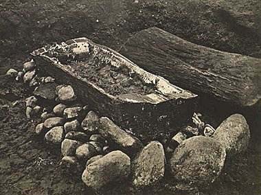 stone cist of Egtved / stenkiste af Egtved, i Vejle, Jylland / le coffre de pierre d'Egtved / das Steinkistengrab von Egtved / de steenkist van Egtved / el cofre sepulcral de piedra de Egtved