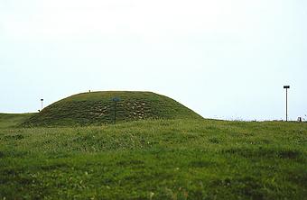 Burrial Mound - Passage Grave Tara at Kilmessan near Navan, County Meath / Hunebed Tara bij Navan / Grabh�gel Tara bei Navan / dolmen couvert Tara chez Navan / dolm�n cubierto de tierra Tara cerca de Navan
