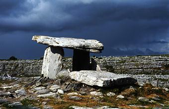 dolmen Poulnabrone at Caron near Caherconnell, County Clare / hunebed Poulnabrone bij Caherconnell / dolmen Poulnabrone chez Caherconnell / Dolmen Poulnabrone nahe Caherconnell / dolmn Poulnabrone cerca de Caherconnell