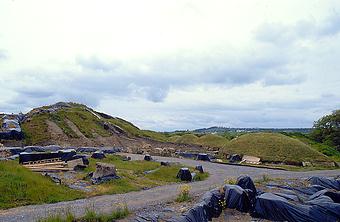 Double Passage Tomb - Tumulus Knowth, at Slane near Drogheda, County Meath / Alle-couverte  couloir double  Slane / dubbele gang-hunebed in Slane / Doppeltgang Grosteingrab in Slane / Tumba megaltica con pasillo doble en Slane