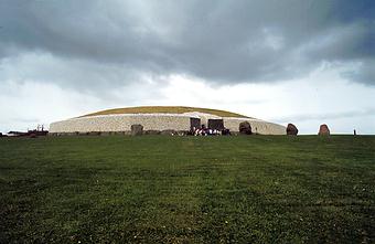 passage-tomb Newgrange at Slane near Drogheda, County Meath / all�e couverte Newgrange � Slane / ganggraf Newgrange in Slane / Ganggrab Newgrange in Slane / el pasillo mortuorio Newgrange en Slane