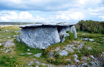 Wedge-tomb Gleninsheen at Carron near Caherconnell, County Clare / dolmen Gleninsheen chez Caherconnell / hunebed Gleninsheen bij Caherconnell / Dolmen Gleninsheen nahe Caherconnell / dolm�n Gleninsheen cerca de Caherconnell