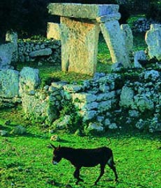 dolmen La table de Talat�, �le de Menorca / dolmen The table of Talat�, island of Menorca / hunebed De tafel van Talat�, eiland Menorca / dolm�n La mesa de Talat�, isla de Menorca / Dolmen Der Tisch von Talat�, Insel Menorca