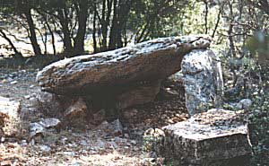Dolmen of La Lloella del Llop in Serra del Montsec / Hunebed van La Lloella del Llop in Serra del Montsec / Dolmen von La Lloella del Llop in Serra del Montsec / dolm�n de La Lloella del Llop en Serra del Montsec