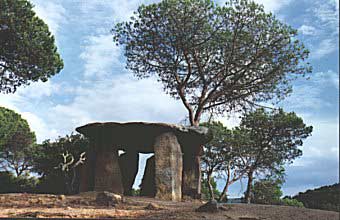 Dolmen de la Pedra entre Gentil et Santuari del Corredor / Hunebed van La Pedra tussen Gentil en Santuari del Corredor / Dolmen von La Pedra zwischen Gentil und Santuari del Corredor / dolm�n de la Pedra entre Gentil y Santuari del Corredor