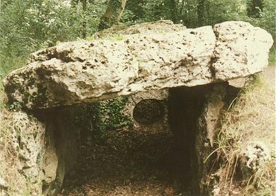 All�e-couverte de Villers-Saint-S�pulcre (Oise), dit Les Pierreaux F�es / Hunebed van Villers-St.-S�pulcre, de betoverde stenen genoemd / Gro�steingrab von Villers-Saint-S�pulcre, die bezauberten Steinen genannt / La tumba megal�tica de Villers-Saint-S�pulcre, dicho las piedras encantadas