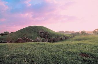 Dolmen Bryn Celli Ddulsle de Anglesey dans Gwynnedd � Landdaniel Fab chez Brynsiencyn / Grafheuvel Bryn Celli Ddulsle op Anglesey / Grabh�gel Bryn Celli Ddulsle auf der Insel Anglesey / dolm�n Bryn Celli Ddulsle sobre Anglesey