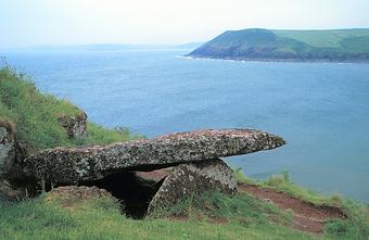 Dolmen King's Quoit en South Pembrokeshire, � Dyfed Manobrier chez Tenby, Wales / hunebed King's Quoit bij Tenby, Wales / Dolmen King's Quoit bei Tenby, Wales / dolm�n King's Quoit cerca de Tenby, Wales