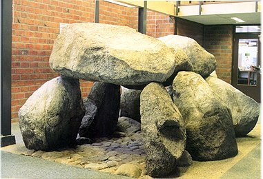 Het gereconstrueerde hunebed G5 van Heveskes in Delfzijl / Das rekonstruierte Grab G5 aus Heveskes in Delfzijl / La tombe r�constru�e G5 de Heveskes � Delfzijl / La tumba reconstruida G5 de Heveskes en Delfzijl