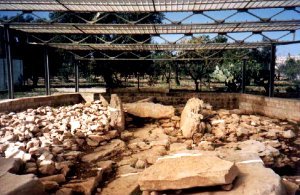 Dolmen Frisari near Bari / Dolmen de Frisari chez Bari / Hunebed van Frisari bij Bari / Gro�steingrab von Frisari bei Bari / Dolm�n de Frisari cerca de Bari