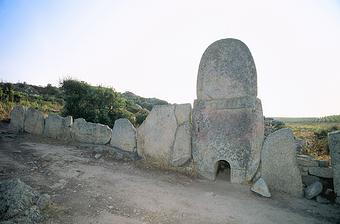 Dolmen Coddu Vecchiu chez Olbia / Hunebed Coddu Vecchiu bij Olbia / Gro�steingrab Coddu Vecchiu bei Olbia / Dolm�n de Coddu Vecchiu cerca de Olbia