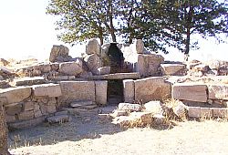 Dolmen Madau 2 chez Fonni / Hunebed Madau 2 bij Fonni / Gro�steingrab Madau 2 bei Fonni / Dolm�n de Madau 2 cerca de Fonni
