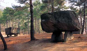 dolmen in Korea / dolmen en Cor�e / hunebed in Korea / Dolmen in Korea / dolm�n en Corea