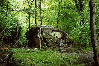 dolmen au pla�ne de la rivi�re de Godlick au vilage de Volkonka � Lazarevskoe � Sochi 1 km de la Mer Noire / hunebed in de vallei van de rivier de Godlick in het dorp Volkonka in Lazarevskoe in Sochi, 1 km van de Zwarte Zee / Dolmen in der Ebene der Flu� Godlick im Dorf Volkonka in Lazarevskoe oin Sochi, 1 Km Entfernung vom Schwarzen Meer / dolm�n en Volkonka en Sochi, 1 km del Mar Negro