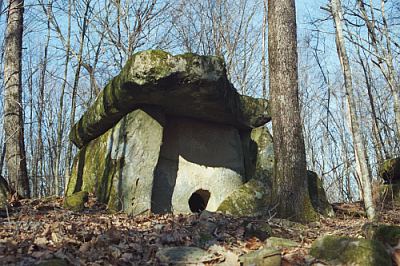 vall�e de Pshada Dolmen no. 2 / hunebed nr. 2 van de Vallei van Pshada / Dolmen Nummer 2 der Pshada-Ebene / dolm�n no. 2 do Valle de Pshada