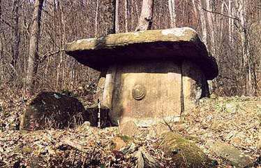 Dolmen du groupe Wolf Rock no. 1, direction 225� / hunebed nr. 1 van de Wolf Rock groep / Dolmen Nummer 1 der Wolf Rock Gruppe / dolm�n no. 1 del gruppo Wolf Rock