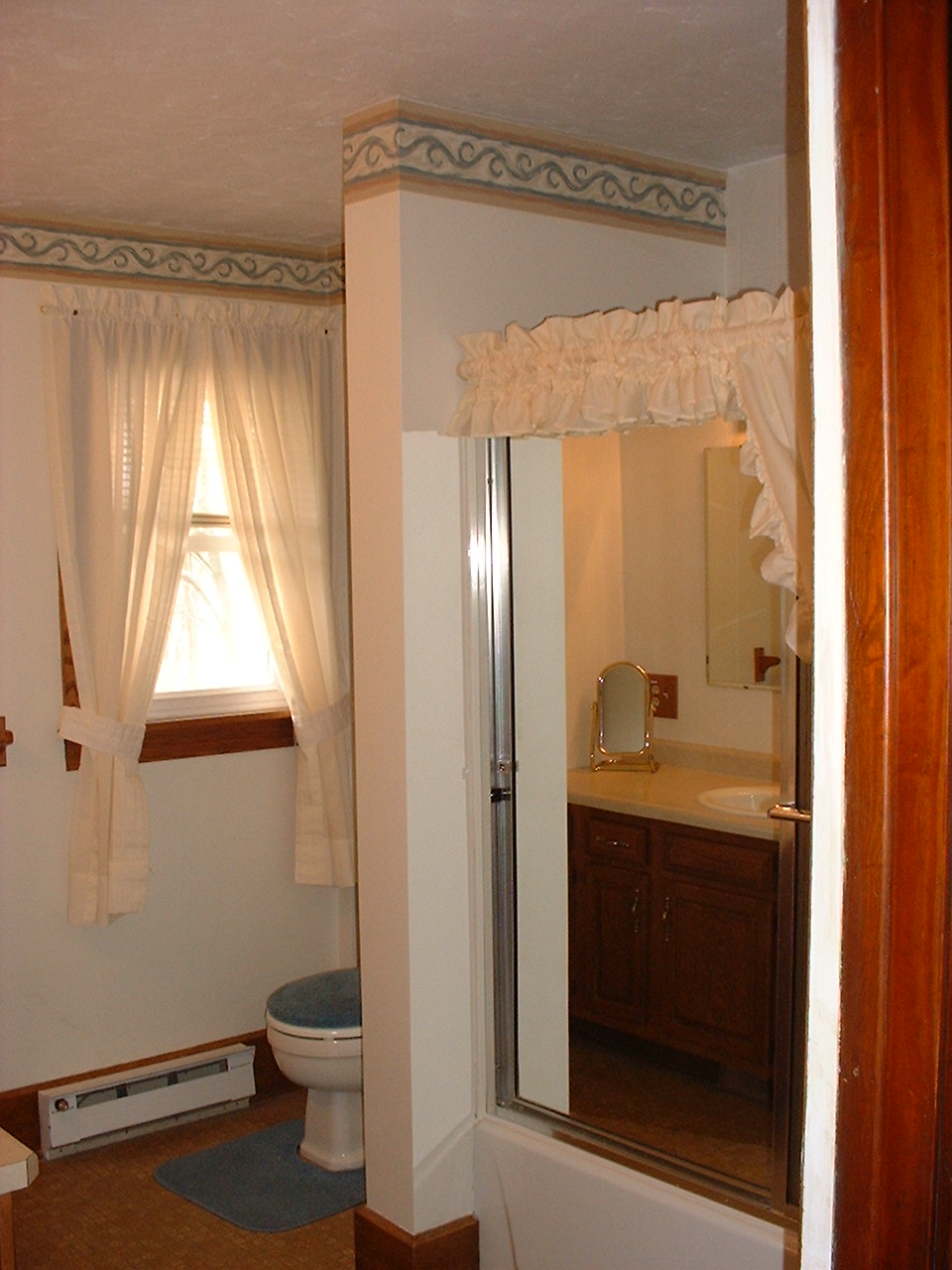 click here to see more pictures of the bathroom