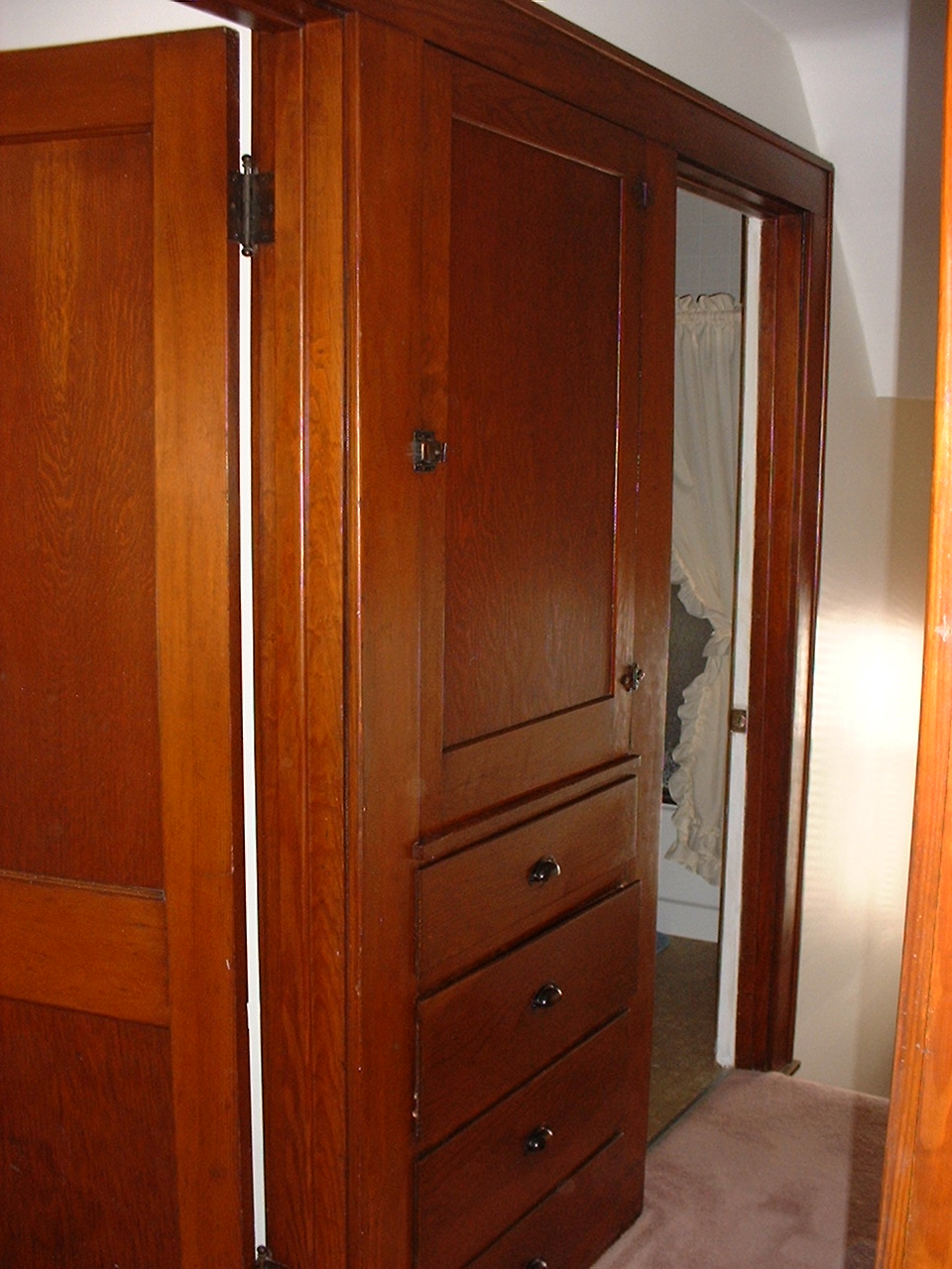 click here to see more pictures of the hallway
