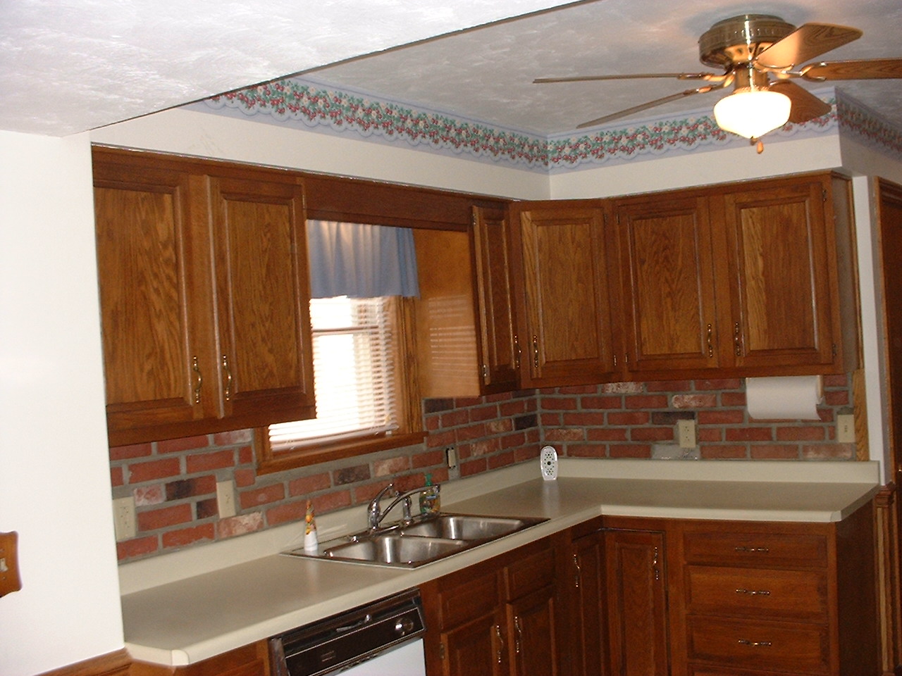 click here to see more pictures of the kitchen