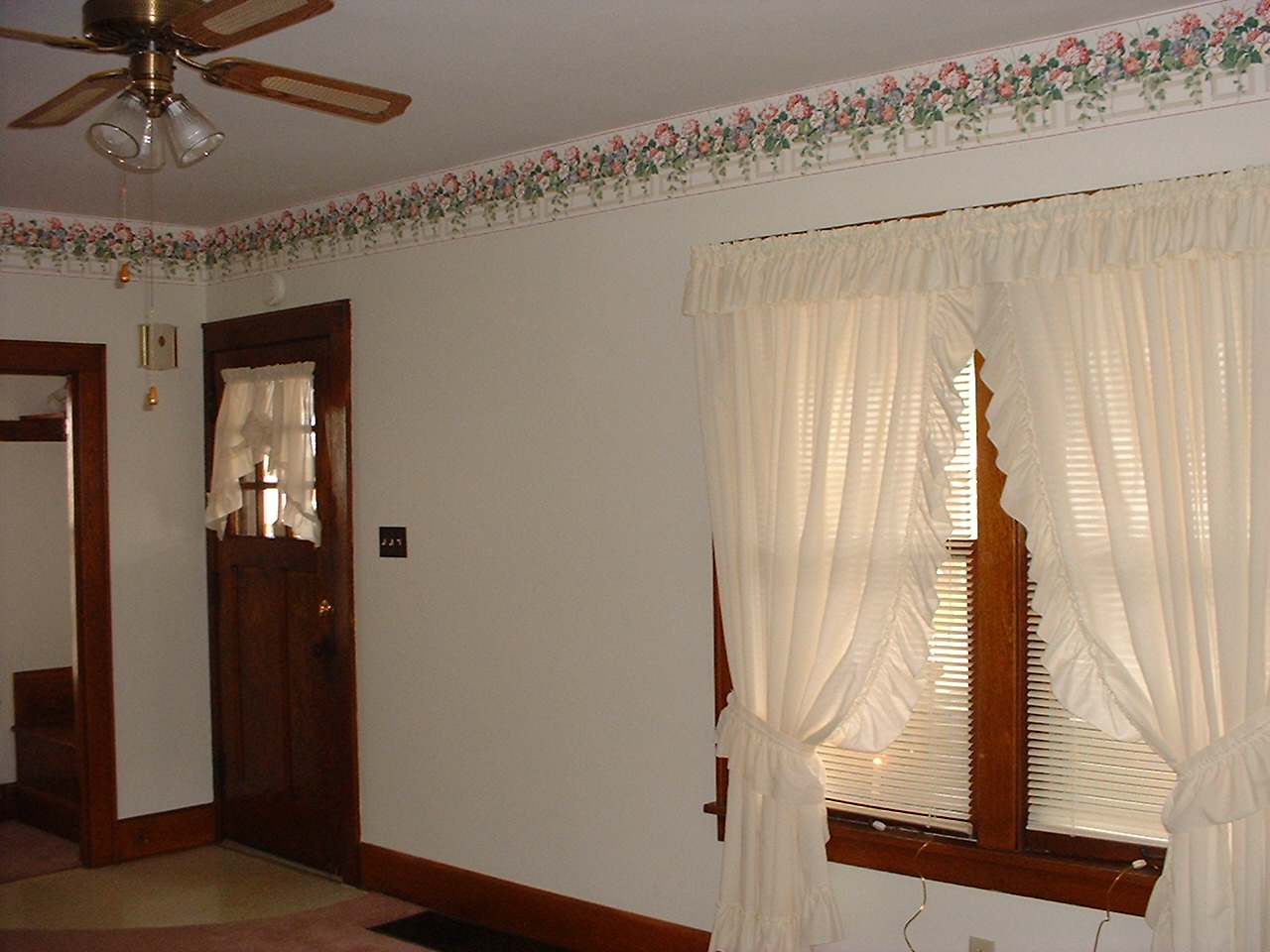 click here to see more pictures of the livingroom