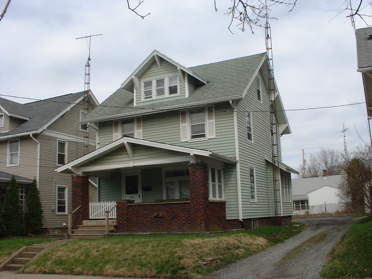 click here to go on a virtual tour through 830 Wright