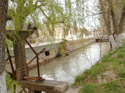 The canal running through Dolavon