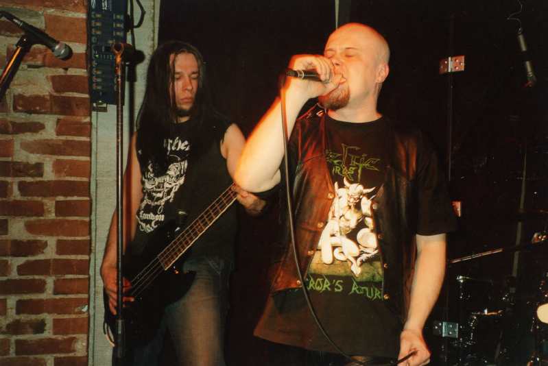 DEAD MEN TELL NO TALES plays MOT�RHEAD 26.3.05. 