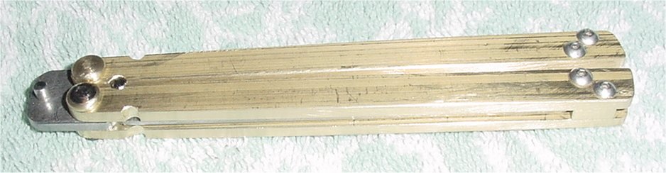 Shows knife with closed handles