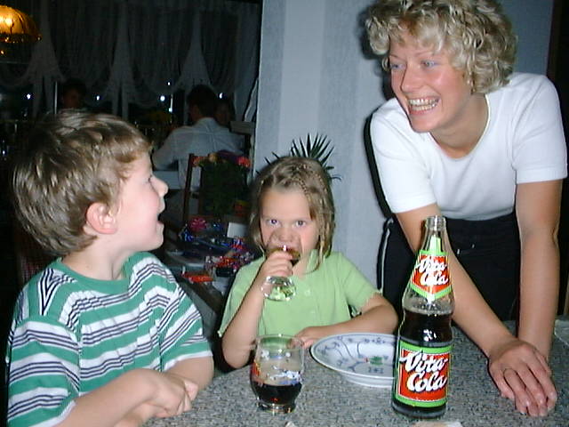 Sa 11.7.98 17:10 - Marc im Gespr�ch mit zwei Frauen, Fr�nzi und Jana - wer ist wohl Jana?