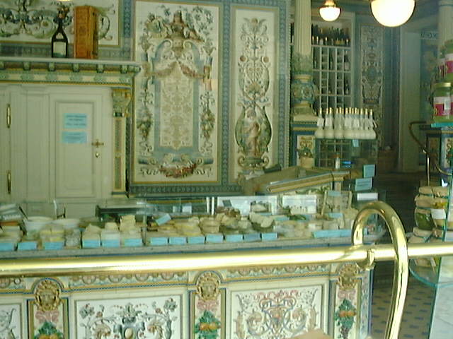 Mo 13.7.98 13:20 - Dresden: weltber�hmte Pfunds-Molkerei, Blick durch Schaufenster - �n Guet�!