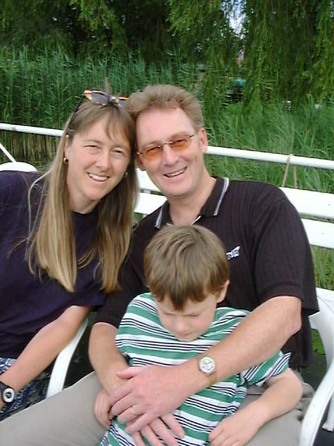 Mo 13.7.98 19:30 - Teuplitzerbucht, s�dl. von Berlin: Gigerfamily geniesst den einzigartigen Sonnenuntergang vor dem G�stehaus bei Fr. Krause (108 DM/4 P./mit Fr�hst.