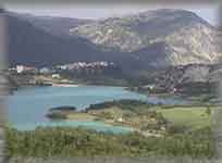 Il lago di San Vincenzo davanti al paese