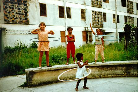 Hulahop en Altahabana. La Habana (1995). 42 Kb/jpg