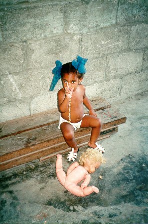 Nina con lazitos. La Habana (1997) 44 Kb/jpg