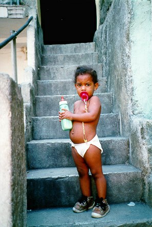Nina con biber�n . La Habana (1997) 54 Kb/jpg