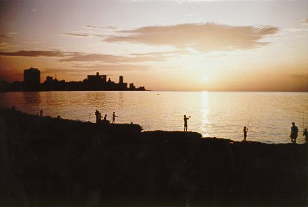 Pescando en el Malecon. La Habana (1993). 20 Kb/jpg