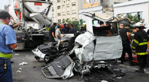 Accidente ocurrido en la Autopista 9 de Julio, el d�a 2 de Enero de 2007. Un Ford Falcon choc� de frente a un cami�n y otro cami�n embisti� al auto por detr�s aplastandolo. 2 heridos y un muerto de 12 a�os. El Falcon es duro, pero sede por la parte mas d�bil.