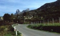 LA STRADA STATALE 185  CON LO SFONDO DELLA ROCCA NOVARA