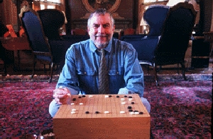Nolan Bushnell jogando o jogo 'Go'