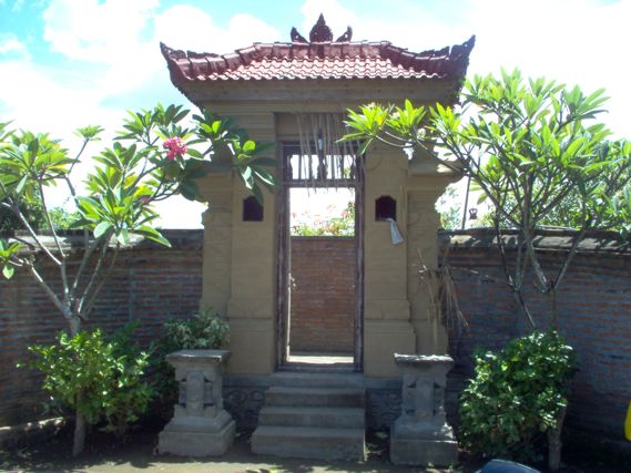 House for sale in Cakranegara city centre, Information property private house for sale: Building size 12 x 5 meter, Land area 725sqm or 725m2 or 7,25 are, this commercial property residence and residential | private house | private home, by car to Selaparang Airport around 10 minutes, by car to the market 2 minutes, by car to shopping mall 3 mnutes and close petrol central, to Senggigi tourism central by car 20 minutes, Price: in IDR 350 million and urgently request!