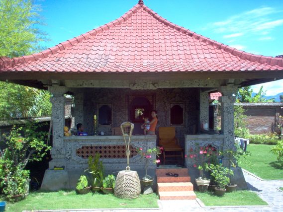 House for sale in Cakranegara city centre, Information property private house for sale: Building size 12 x 5 meter, Land area 725sqm or 725m2 or 7,25 are, this commercial property residence and residential | private house | private home, by car to Selaparang Airport around 10 minutes, by car to the market 2 minutes, by car to shopping mall 3 mnutes and close petrol central, to Senggigi tourism central by car 20 minutes, Price: in IDR 350 million and urgently request!