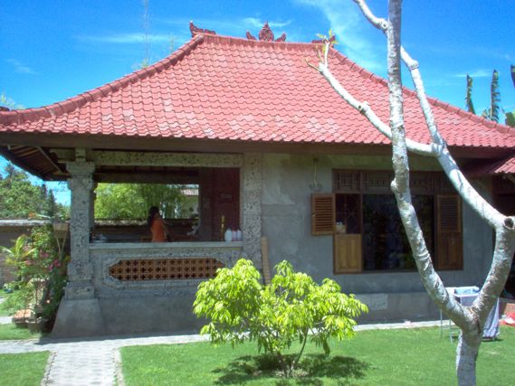 House for sale in Cakranegara city centre, Information property private house for sale: Building size 12 x 5 meter, Land area 725sqm or 725m2 or 7,25 are, this commercial property residence and residential | private house | private home, by car to Selaparang Airport around 10 minutes, by car to the market 2 minutes, by car to shopping mall 3 mnutes and close petrol central, to Senggigi tourism central by car 20 minutes, Price: in IDR 350 million and urgently request!