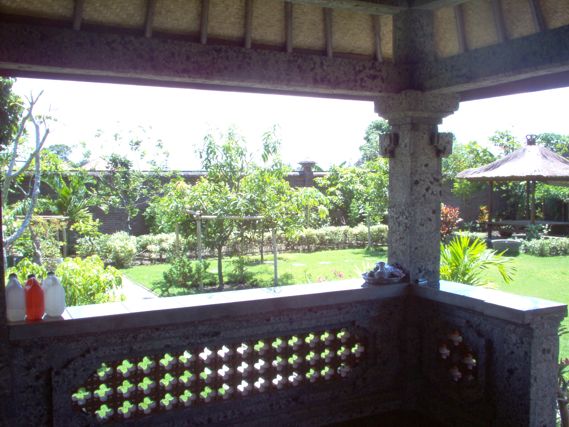 House for sale in Cakranegara city centre, Information property private house for sale: Building size 12 x 5 meter, Land area 725sqm or 725m2 or 7,25 are, this commercial property residence and residential | private house | private home, by car to Selaparang Airport around 10 minutes, by car to the market 2 minutes, by car to shopping mall 3 mnutes and close petrol central, to Senggigi tourism central by car 20 minutes, Price: in IDR 350 million and urgently request!