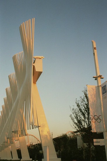 2004-Ath-05-37-Olympisch_terrein-golvende_wand-vlam
