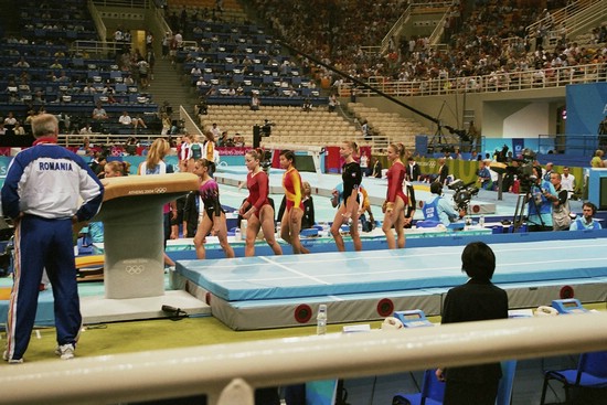 2004-Ath-06-03-finale-Moorhouse-Sofronie-Patterson-Zhang-Chorkina-Kupets-sprong