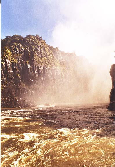 Zam-14-11-VicFalls-boilingpot