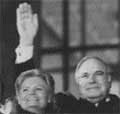 Kohl & Hannelore gr&uuml;&szlig;en nett - die Aktenkoffer sind schon in der Schweiz gebunkert...