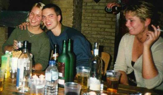 Jonas and Helle gettin' chummy while Marianne giggles on